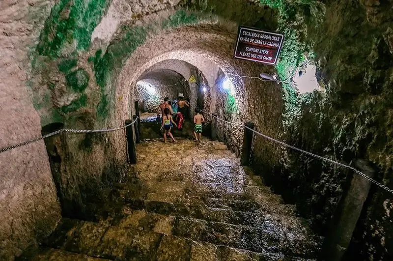 Descendiendo por la escalera tallada del Cenote Ik Kil