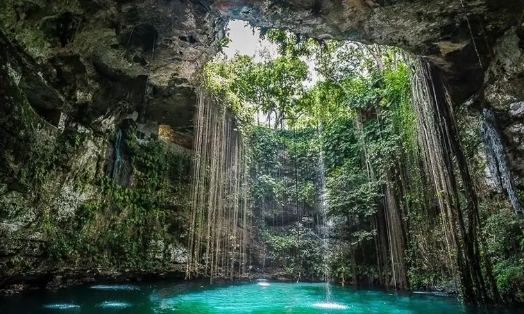 Vista panorámica del cenote Ik Kil rodeado de vegetación